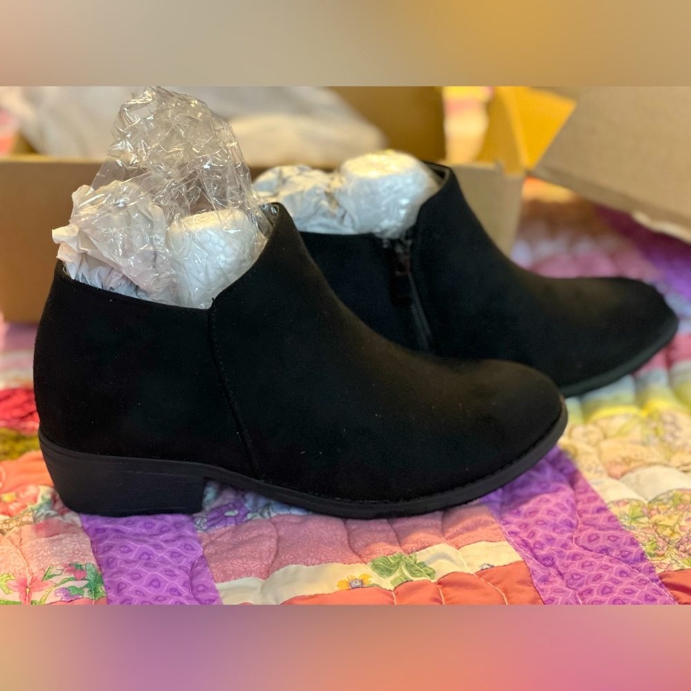 Journee Collection 6 1/2 black Sun ankle boots